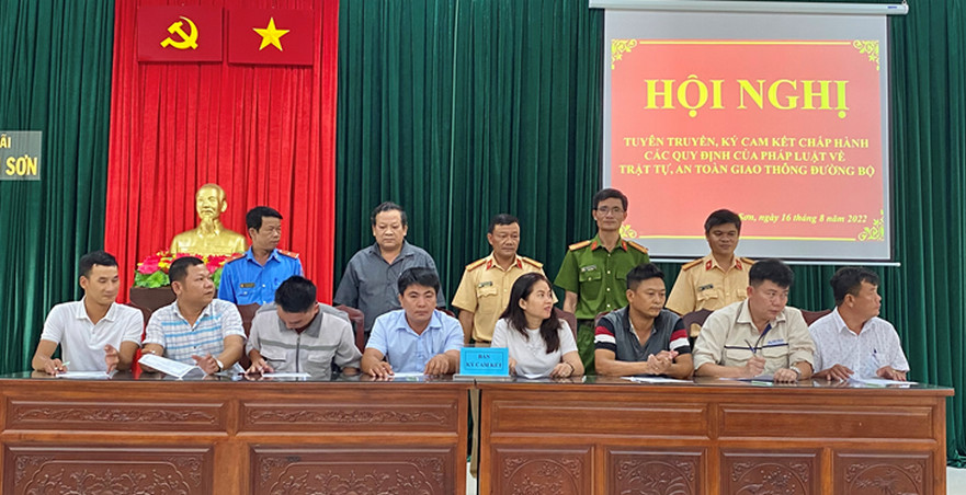 Công an huyện Bình Sơn tổ chức hội nghị tuyên truyền và ký cam kết đảm bảo trật tự an toàn giao thông