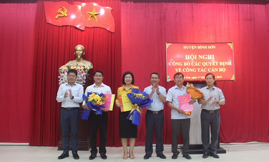 Huyện ủy Bình Sơn công bố các quyết định về công tác cán bộ.