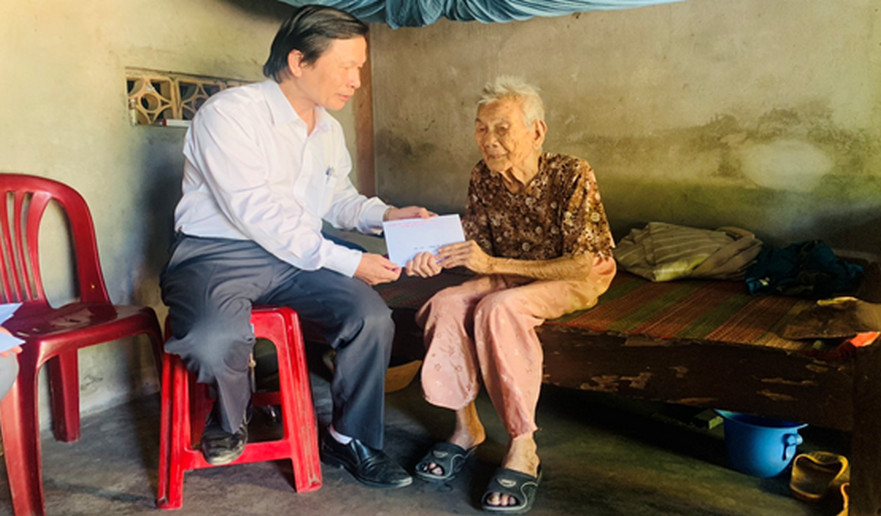 Huyện Bình Sơn thăm tặng quà các gia đình chính sách nhân ngày Thương binh liệt sĩ