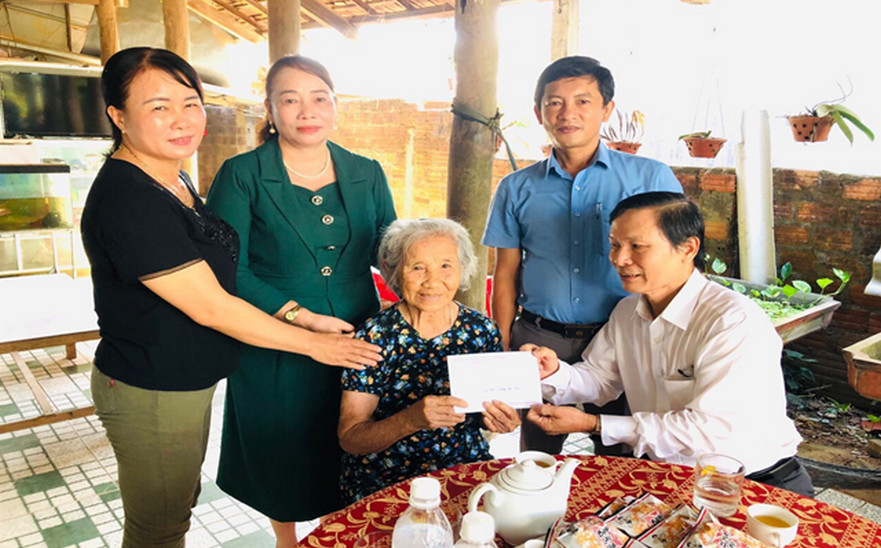 Phó Bí thư Thường trực Huyện ủy Bình Sơn thăm tặng quà Mẹ Việt Nam anh hùng nhân ngày Thương binh liệt sĩ