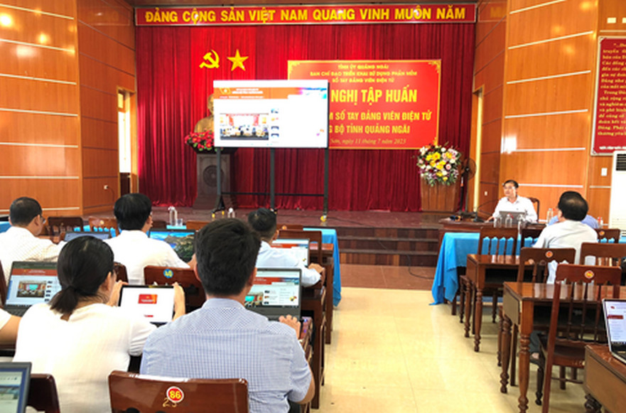 Bình Sơn: Hội nghị tập huấn phần mềm sổ tay đảng viên điện tử