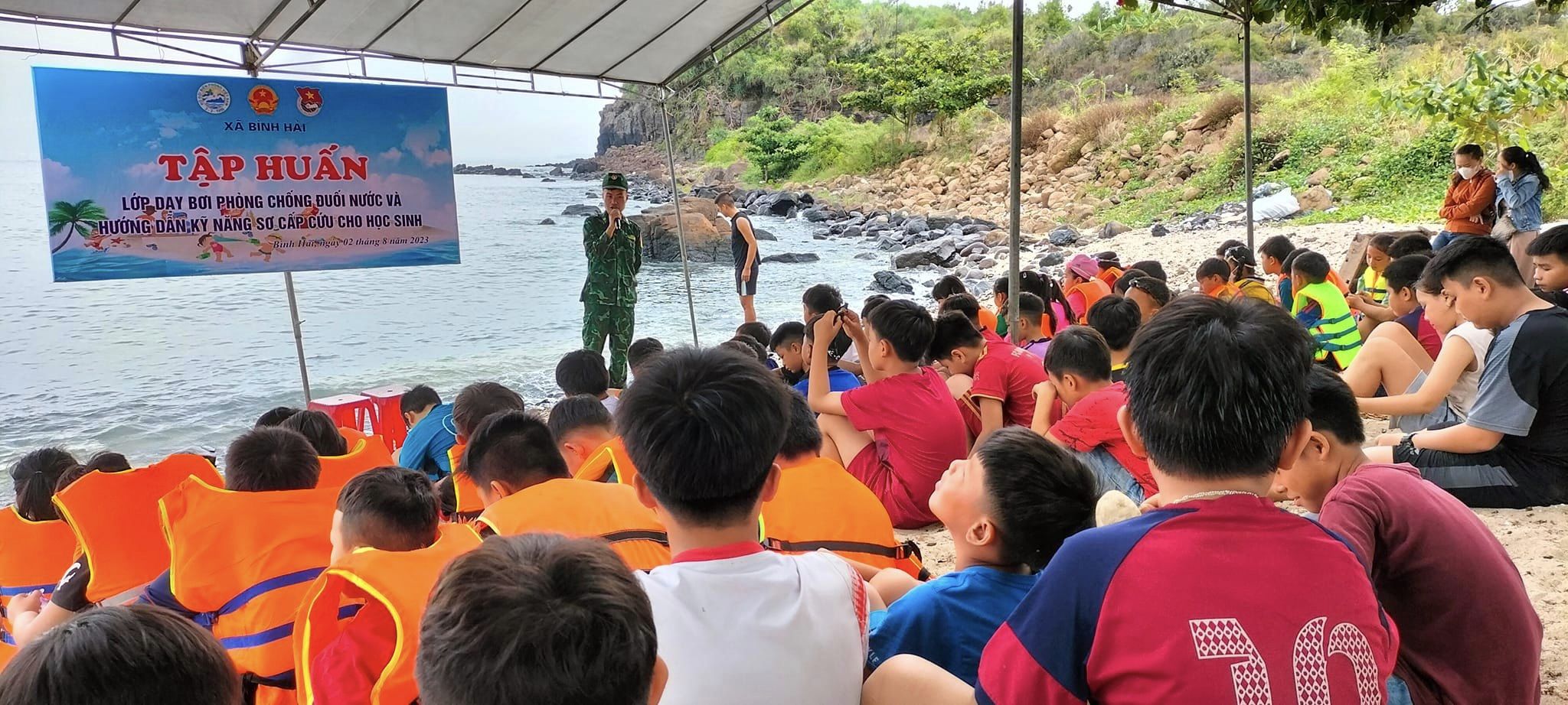 Tổ chức dạy bơi và hướng dẫn kỹ năng sơ cấp cứu cho học sinh trên địa bàn xã Bình Hải năm 2023